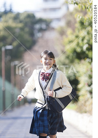 走る女子校生の写真素材