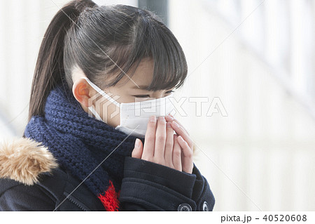 マスクをしている女子校生の写真素材