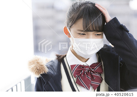 マスクをしている女子校生の写真素材