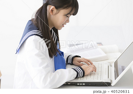 ノートパソコンを操作する女子校生 40520631