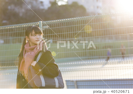 フェンスの前を立つ女子校生 フェンスの前を立つ女子校生 40520671
