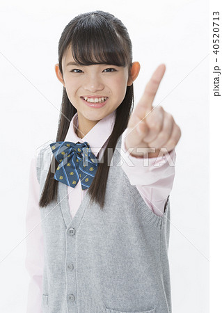 人差し指を立てる女子校生 40520713