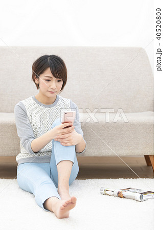 スマートフォンを見ている日本人女性 スマートフォンを見ている日本人女性 40520809