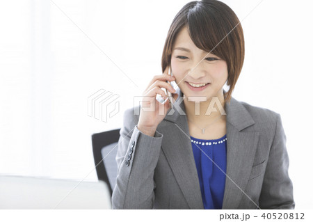 通話しているビジネスウーマン 通話しているビジネスウーマン 40520812