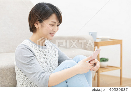 スマートフォンを見ている日本人女性 スマートフォンを見ている日本人女性 40520887