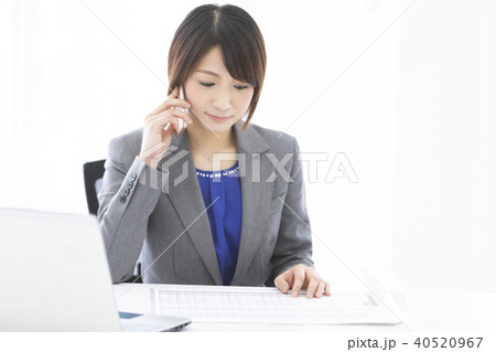 通話しているビジネスウーマン 40520967