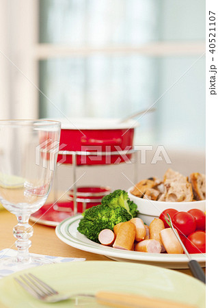 テーブルに並ぶパーティー料理 テーブルに並ぶパーティー料理 40521107