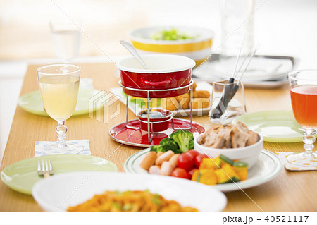 テーブルに並ぶパーティー料理 40521117