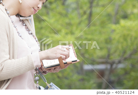 電話をするビジネスウーマン 40521124