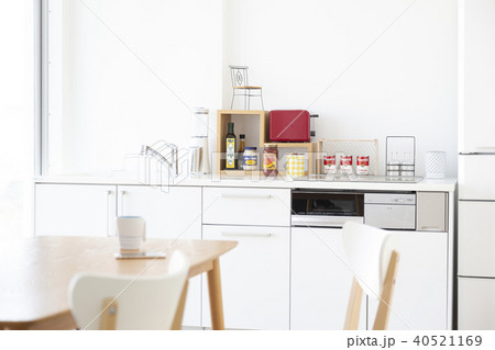 食卓の上に置かれたマグカップと携帯電話 40521169