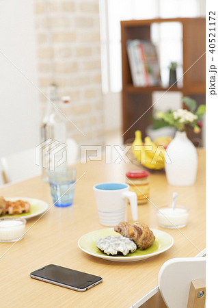 テーブルに置かれた朝食 40521172