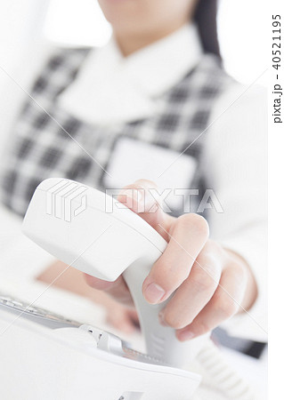 受話器を持つビジネスウーマンの手 受話器を持つビジネスウーマンの手 40521195