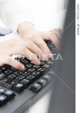 PC作業をするビジネスウーマンの手元 PC作業をするビジネスウーマンの手元 40521261
