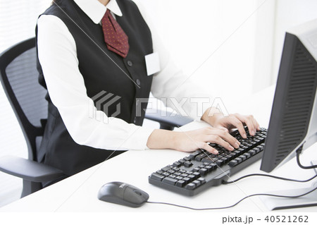 PC作業をするビジネスウーマン PC作業をするビジネスウーマン 40521262