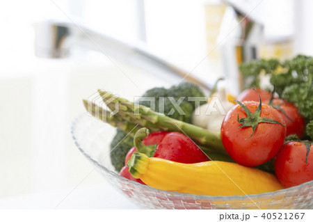 ガラスボールに入った野菜の写真素材