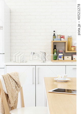 テーブルの上のタブレットとティーカップ 40521278