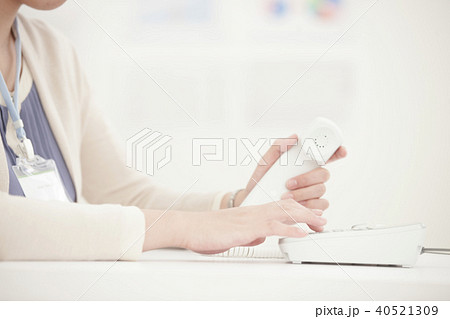 受話器を持つビジネスウーマンの手元 40521309