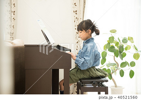 ピアノの練習をする女の子 ピアノの練習をする女の子 40521560