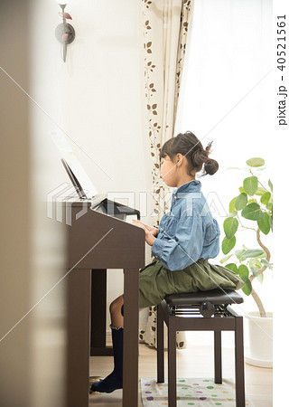 ピアノの練習をする女の子 ピアノの練習をする女の子 40521561