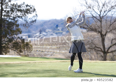 ゴルフをする女性 ゴルフをする女性 40523582