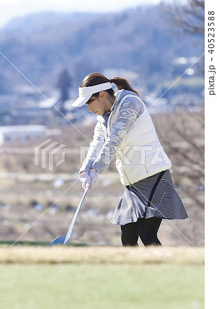 ゴルフをする女性 ゴルフをする女性 40523588