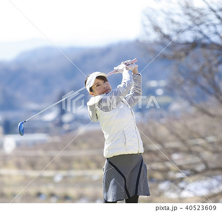 ゴルフをする女性 ゴルフをする女性 40523609