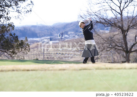 ゴルフをする女性 ゴルフをする女性 40523622