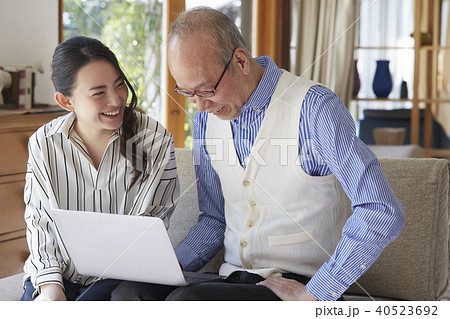 家族　ノートパソコンの操作 40523692