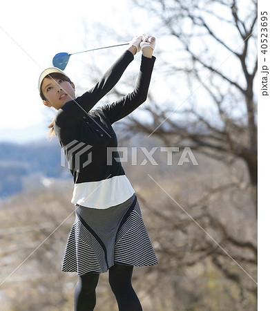ゴルフをする女性 40523695