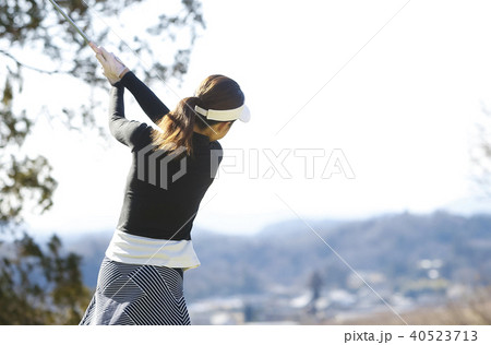 ゴルフをする女性 ゴルフをする女性 40523713