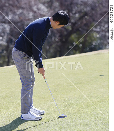 ゴルフをする男性 40523725