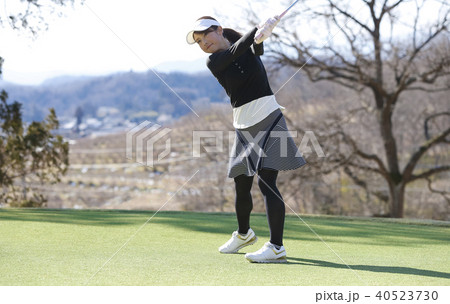 ゴルフをする女性 40523730