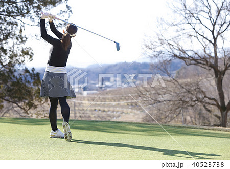 ゴルフをする女性の写真素材