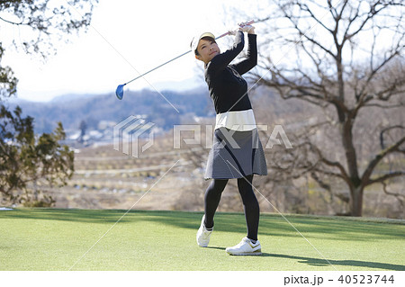 ゴルフをする女性 40523744