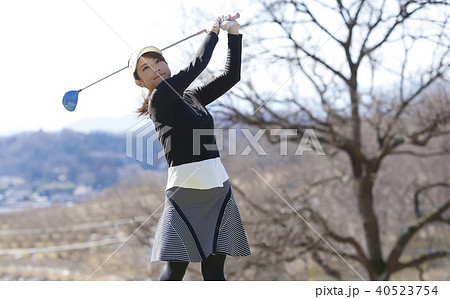 ゴルフをする女性 ゴルフをする女性 40523754