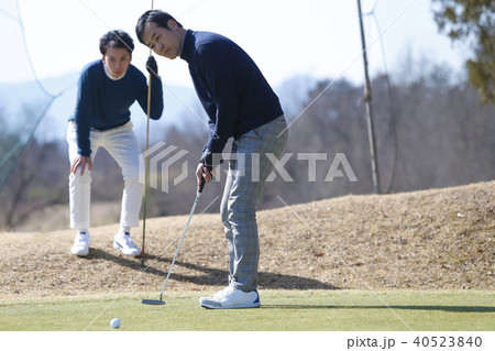 ゴルフをする男性 40523840