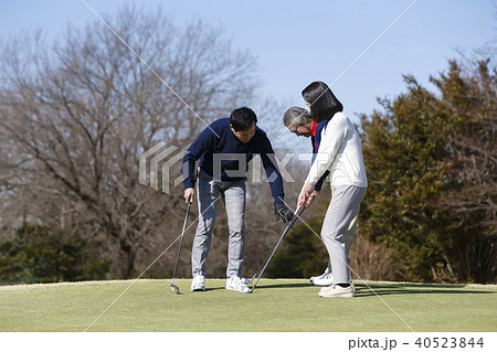 ゴルフレッスンを受ける人 40523844