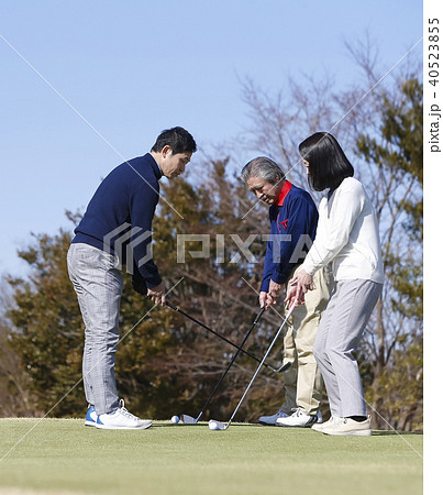 ゴルフレッスンを受ける人 40523855