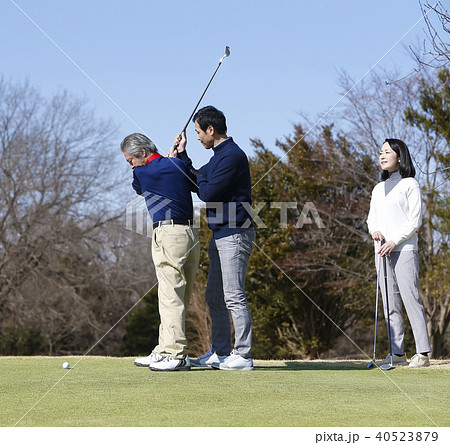 ゴルフレッスンを受ける人 40523879