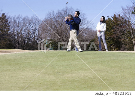 ゴルフレッスンを受ける人 40523915