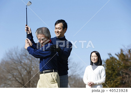 ゴルフレッスンを受ける人 40523928