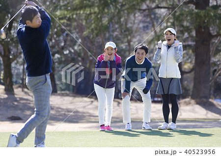 ゴルフをする男女 40523956