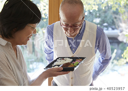 シニア夫婦　フードデリバリー 40523957