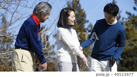 ゴルフレッスンを受ける人 40523977