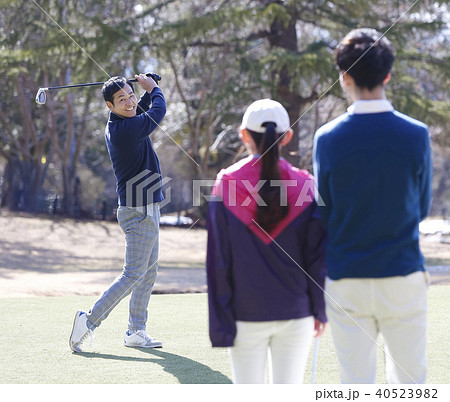 ゴルフをする男女 40523982