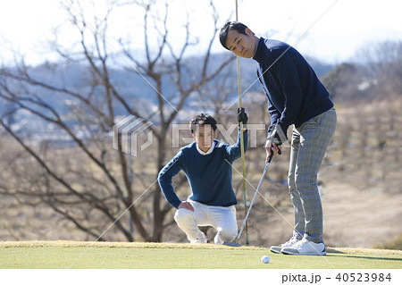 ゴルフをする男性 ゴルフをする男性 40523984