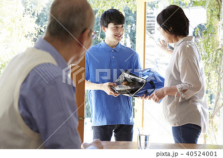 シニア夫婦　フードデリバリー 40524001