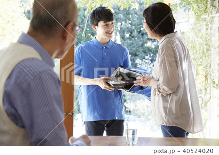 シニア夫婦　フードデリバリー 40524020