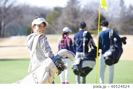 ゴルフをする女性 ゴルフをする女性 40524024
