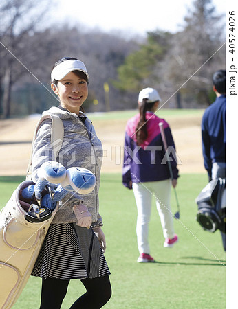 ゴルフをする女性 40524026